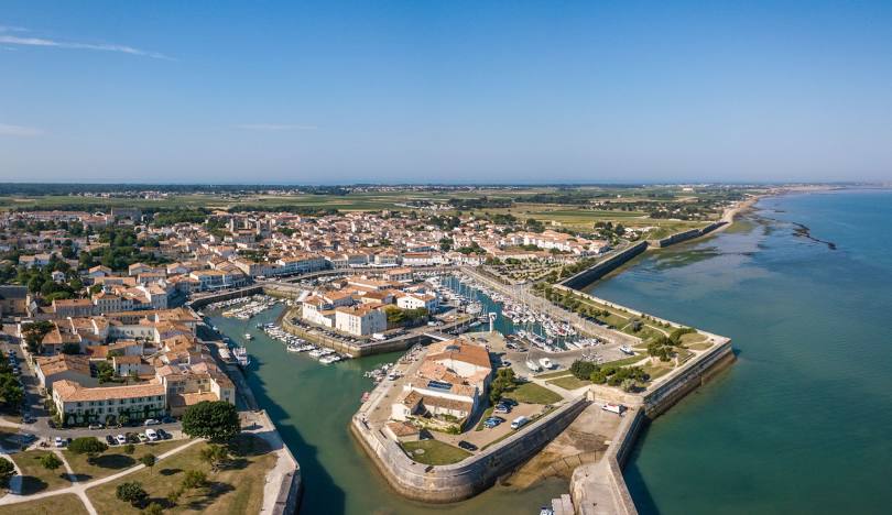 Почему на самом модном острове Франции миллионеры ездят на ржавых велосипедах